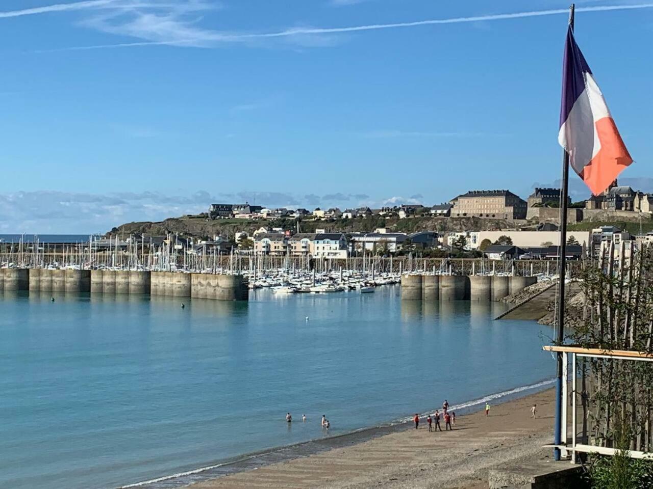 Les pieds dans l'eau accès direct à la plage ! Granville Extérieur photo