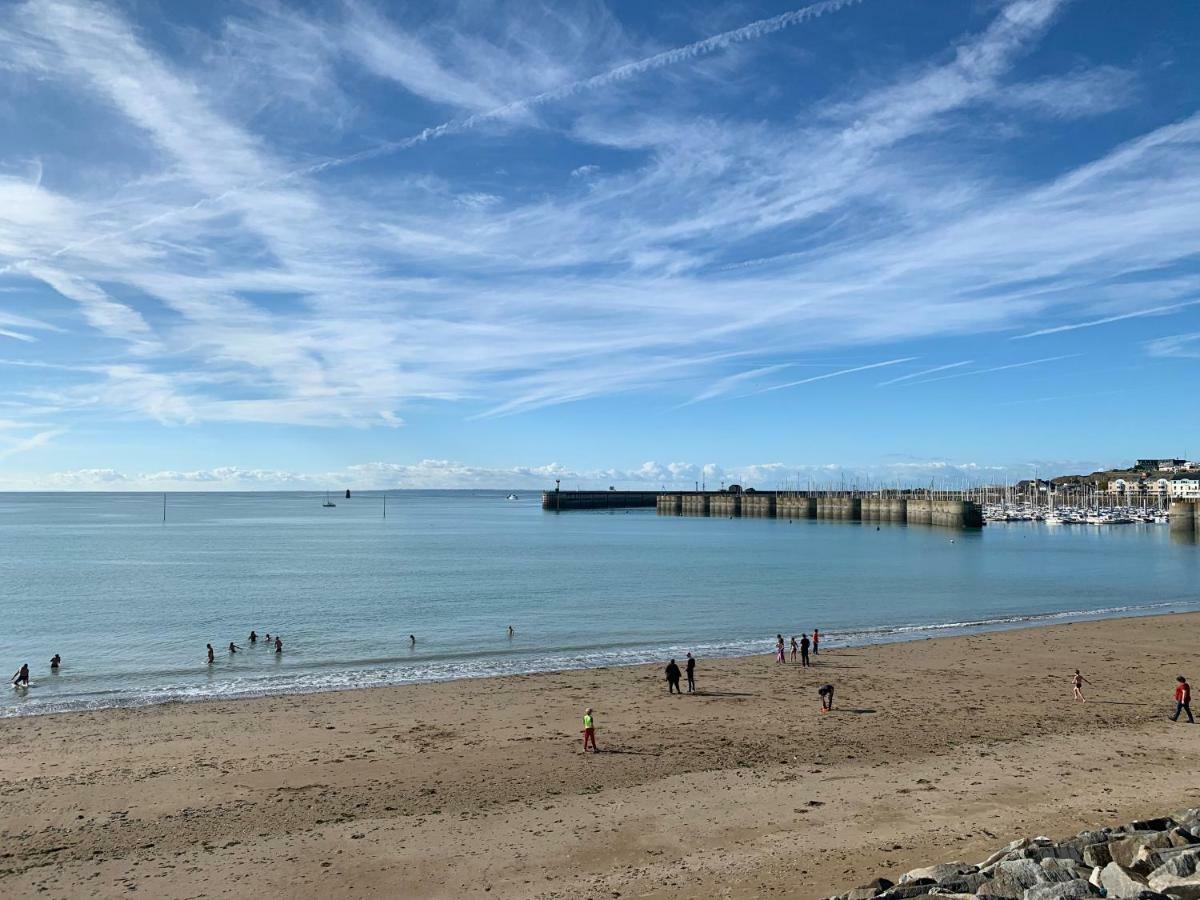 Les pieds dans l'eau accès direct à la plage ! Granville Extérieur photo