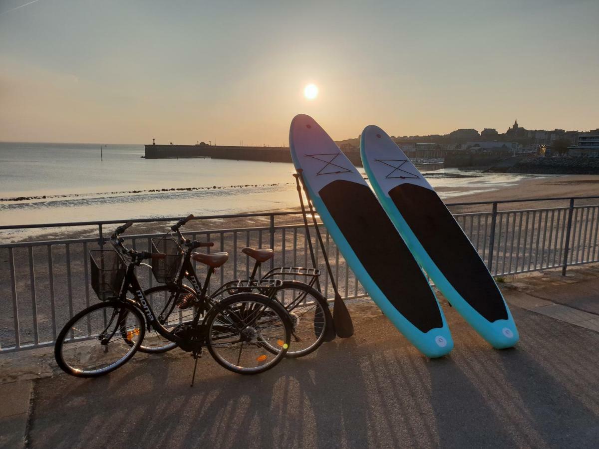 Les pieds dans l'eau accès direct à la plage ! Granville Extérieur photo