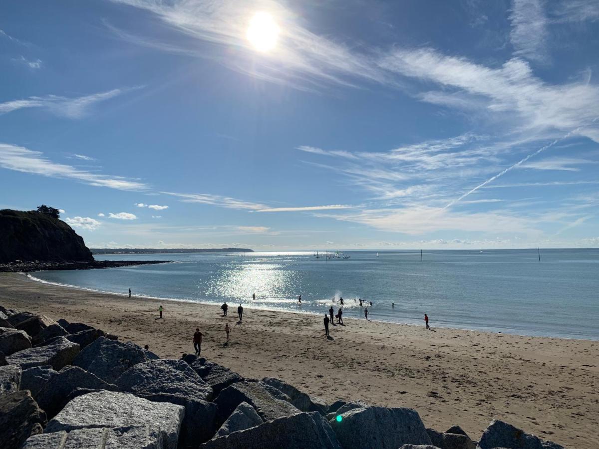 Les pieds dans l'eau accès direct à la plage ! Granville Extérieur photo